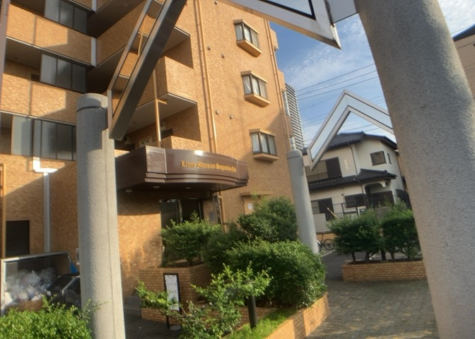 ＲＣ造、Reinforced　Concreteは直訳すると補強されたコンクリートです。主に柱や梁・床・壁が鉄筋とコンクリートで構成おり、鉄筋を組んだ型枠にコンクリートを流し込んで固めたものを指します。