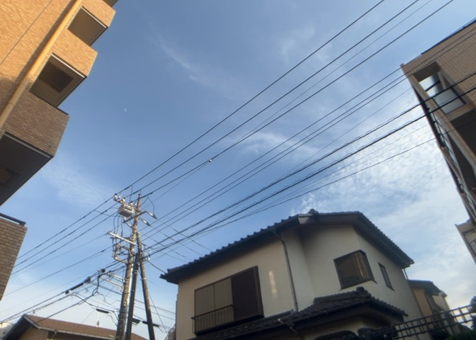 眺望を気にして物件を探す場合、前面に建物が建っていないか現地で確認しましょう！前面に建物があると景色はもちろん、日当たりや風通しにも影響が出てきます。住んだ時のことを想像しながら現地見学をしましょう。