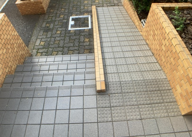 共用部分は、一棟の建物に住む区分所有者全員が共同で所有するとし、共用部分の管理、補修などは、区分所有者で形成される管理組合が行います。個人の判断で勝手に変更することはできませんので覚えておきましょう。
