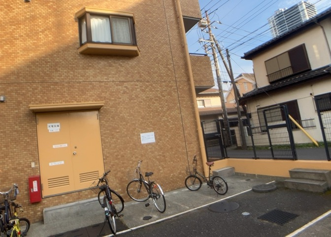 一般的なバルコニーは、奥行1.5ｍ程ですが、ワイルドバルコニーは2ｍまで広がっています。そのため洗濯物の間隔をあけ干すことができ、乾きやすいというメリットや、ガーデニングが楽しめる等の特徴があります。