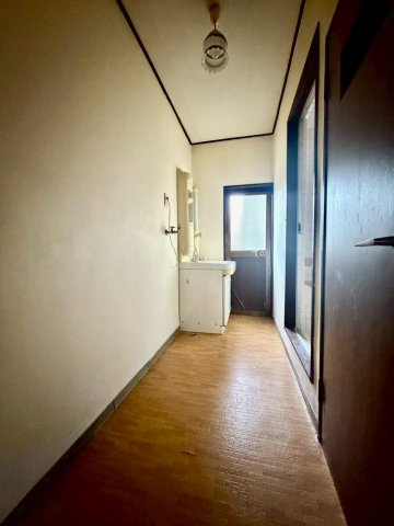 ゆとりのある洗面室です！　勝手口付きです。