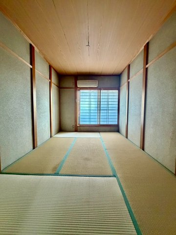 約6帖の和室。バルコニーに面して明るい和室です！　