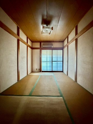 約6帖の和室。こちらの和室もバルコニーに面しております！