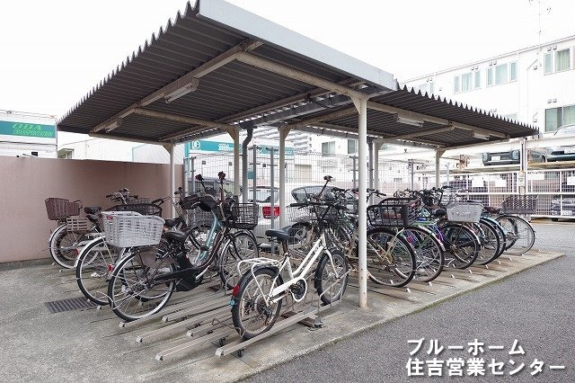 屋根付きの駐輪場です！