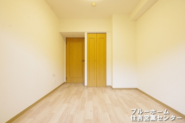 約6帖の洋室です！お部屋には収納や窓があります！
