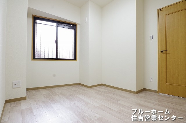 約4.4帖の洋室です！お部屋には収納や窓があります！