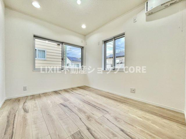 大きな窓からは快適な光を取り入れ、通気性能を上げる事で居心地の良い空間を演出します。　