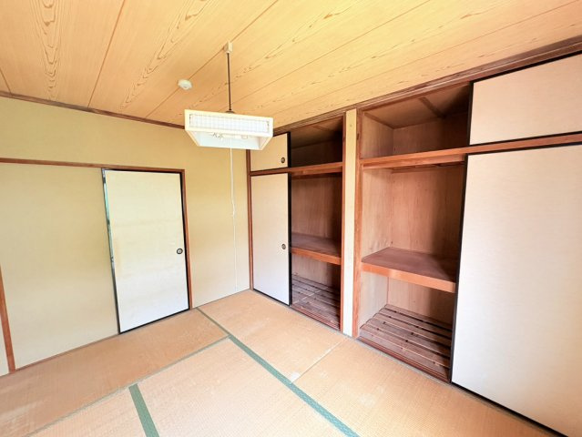 押入収納を備えた和室は、布団や衣類、季節用品などをたっぷり収納できる実用性の高い一室です。収納スペースが充実していることで、お部屋を広くすっきりと使うことができ、生活感を抑えた空間づくりが可能です。