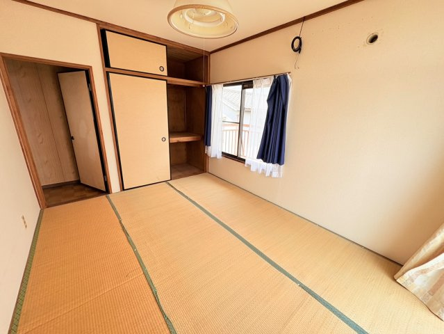 大容量の押入収納を備えた和室は、日用品や寝具などしっかり収納できる空間です。収納力が高いため、お部屋を有効活用しやすく、居住スペースを広く確保できます。落ち着いた雰囲気の中でゆったりと過ごせます。