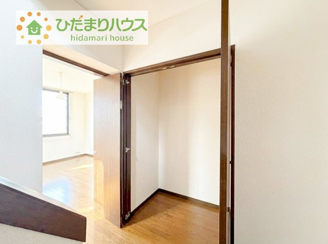 便利な廊下収納があるので掃除機や買いだめする洗面所用品はもちろん、箱買いしたペットボトルまでしまえます(^^)