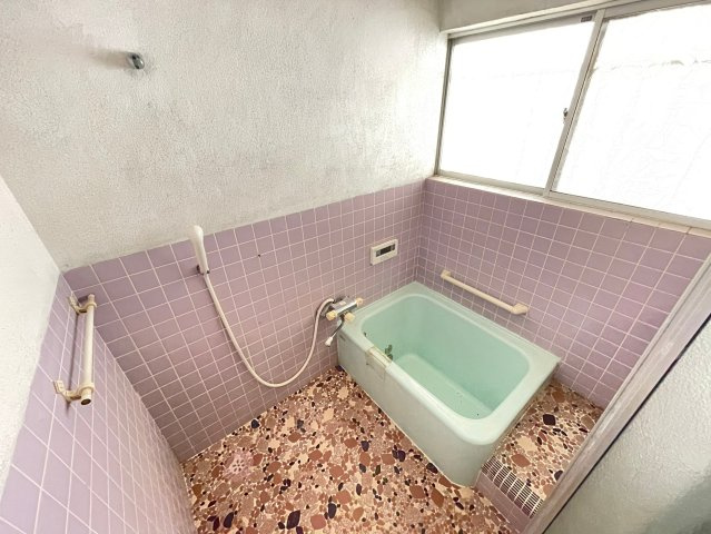 タイル張りの浴室は、耐久性が高く、湿気やカビに強い点が魅力です。また、デザイン性が豊かで、インテリアのアクセントにもなります。掃除がしやすく、清潔感を保ちやすい点もメリットです。