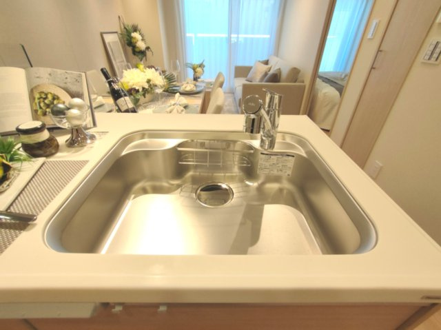 【シンク】　クリアな水が毎日使え、見た目にもスマートな浄水器一体型。お米を炊いたりする際には浄水機能をつかうこともできて、人気の商品です。