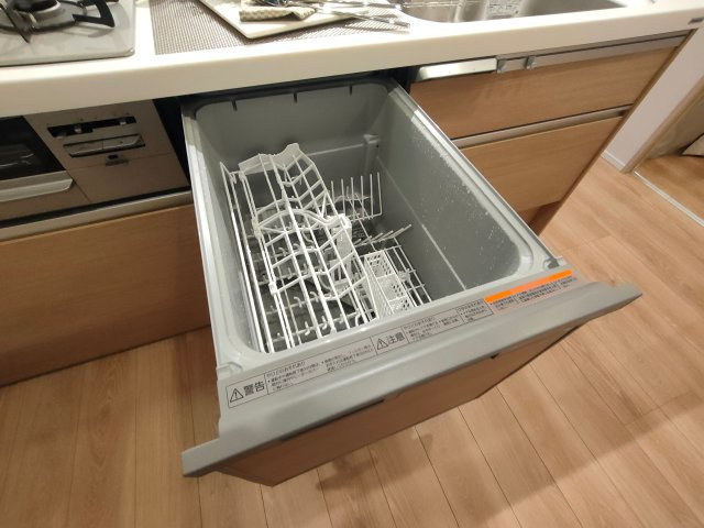 【食洗機】　手肌に優しく、家事の時短にもなる食洗機を完備。