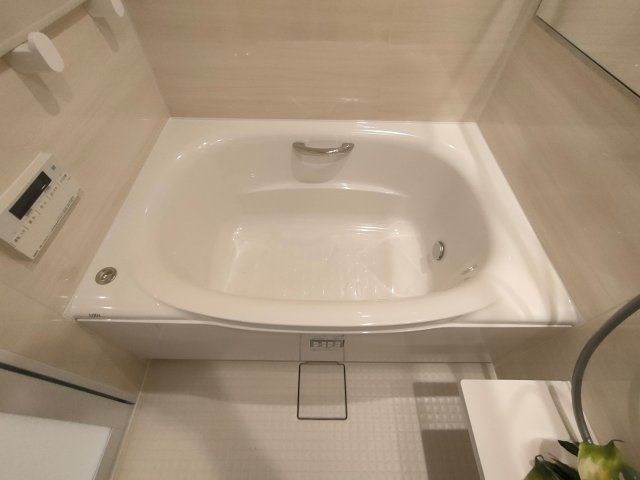 【浴室】　快適な入浴を叶える追焚機能付き。