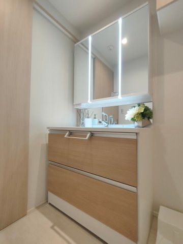 【独立洗面化粧台】　洗面化粧台は収納力があり、シンプルでいて使い勝手も良いという三拍子そろった優れもの。毎朝の身だしなみも楽しくなります。