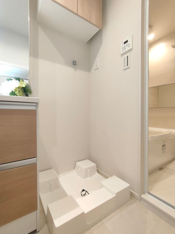 【室内洗濯機置き場】　上部のキャビネットにランドリーグッズなどを収納できます。