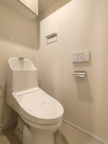 【トイレ】　洗浄機能付きトイレ。上部には収納付で、トイレットペーパー等、買い置きもしやすそうです。