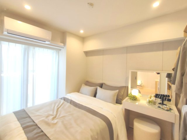 【洋室】　バルコニーに面した明るいお部屋です。陽気に楽しみ、やすらぐ室内。