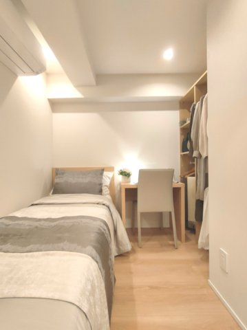 【納戸】　納戸とは建築基準法で「居室」の採光・通風の基準を満たしていないお部屋のこと。在宅ワークをするスペースとしてもお使いいただけます！