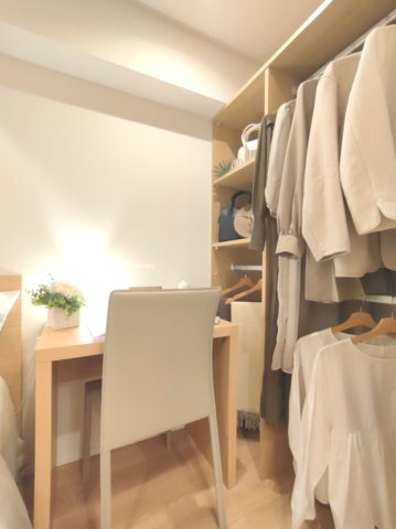 【納戸　収納】　扉を開けるワンアクションをカット！サッと取り出せるストレスフリーな収納