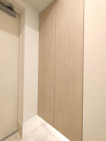 【玄関収納】　フロートタイプの玄関収納。たくさん物が入りますが、圧迫感を感じさせない仕様です。
