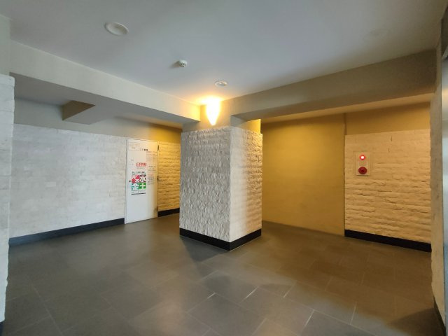 【ロビー】　目立つ汚れなく、清掃が行き届いた共用部。ストレスの少ない素敵なマンションです。