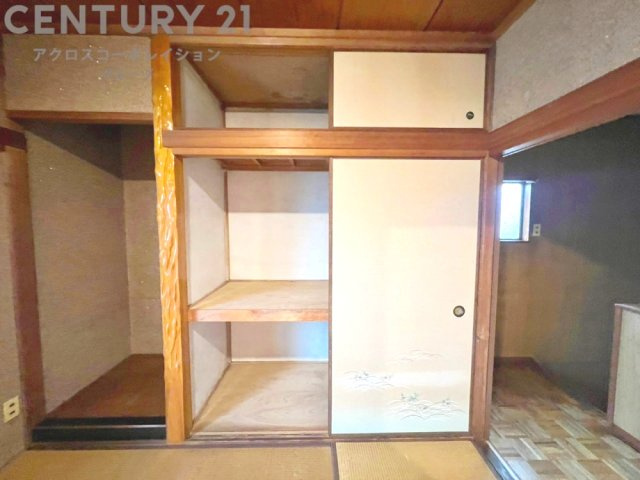 押入れは季節の衣類、寝具などを収納できます。伝統的な美しさと実用性が融合し、収納物を保護する調湿・換気効果があります。使い方によっては書類や小物なども効果的に整理でき空間を有効活用できます。