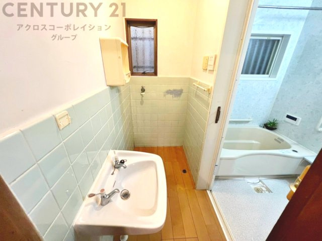 洗濯物の仕分け作業がしやすく、整理整頓が容易になります。洗濯音や湿気を他の部屋に持ち込まず、生活環境を快適に保ちます。上部を活用すれば収納スペースを確保でき洗剤や洗濯用品の整理もしやすくなります。