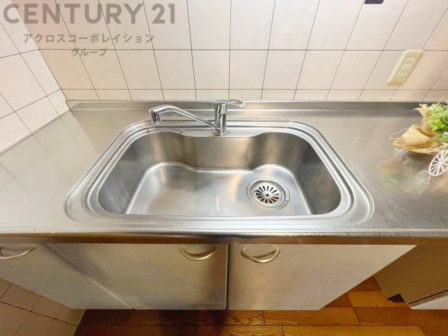 大きなシンクでお鍋などの大きな調理器具を洗う際にも便利です。　