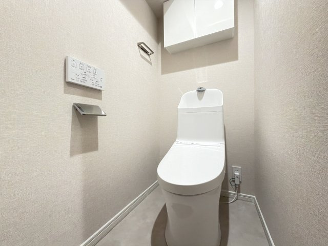 【新品】トイレ交換（温水便座・収納棚付き）、とても綺麗で清潔感があります♪