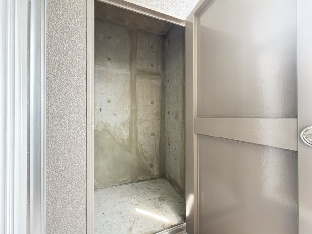 【トランクルーム】バルコニーにあり、無料で使えます♪