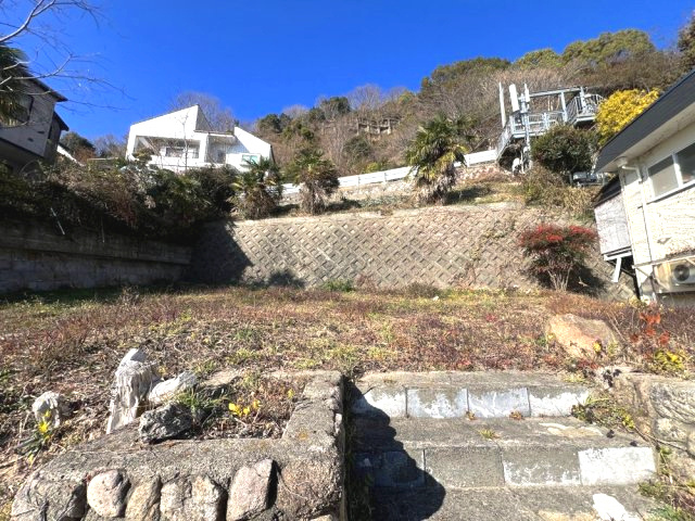 写真後方の法面で家庭菜園やガーデニング等を楽しめます！