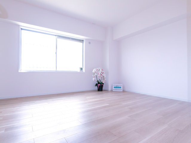 白を基調とした爽やかな洋室。家具配置がしやすく、多用途に使える一室です。