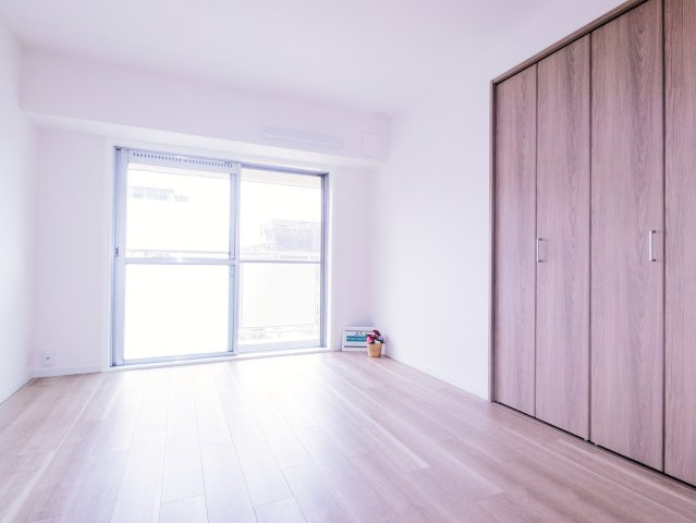 白を基調とした壁と木目が調和し、シンプルでどんな家具とも合わせやすい空間です。