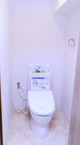 温水洗浄便座付きの機能的なトイレ。清潔感のある明るい空間で使い勝手の良い設備です。