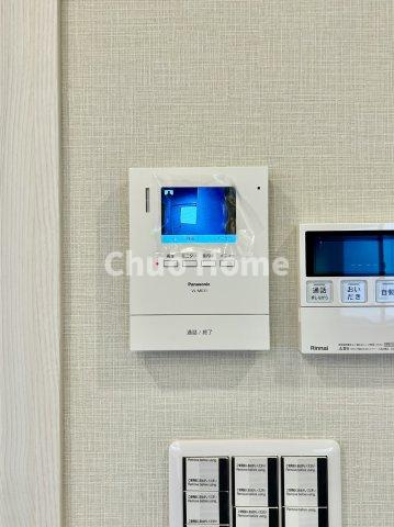 【モニターホン】誰が来たかすぐにわかるカラーモニター付きインターホン。通話ボタンを押すまでは室内の音は漏れていませんので相手を確かめてから応対できます。