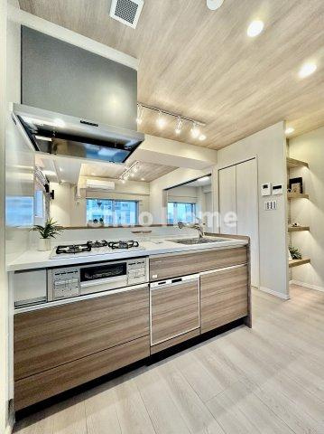 ワイドで収納豊富なシステムキッチン