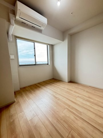 約6.1帖の洋室。床暖房付なので冬には足元がポカポカです。