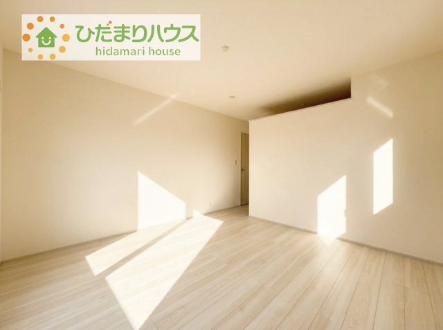 バルコニーに面していて、たっぷり光りの入る明るい主寝室です！