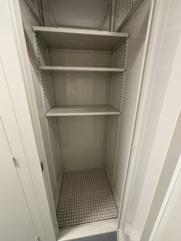 地下一階専用トランクルーム【オプションで内部に棚を設置しています】