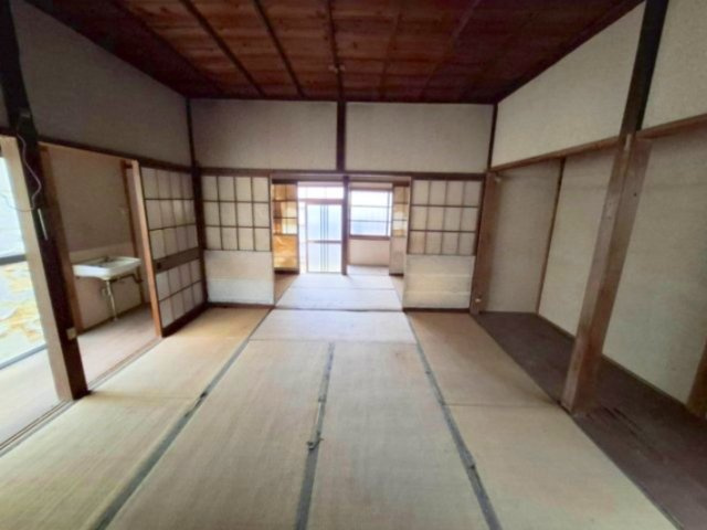 ゆとりがあり、家族全員のくつろぎスペース、客間、子供の遊び場など多用途に使える高い柔軟性があります。