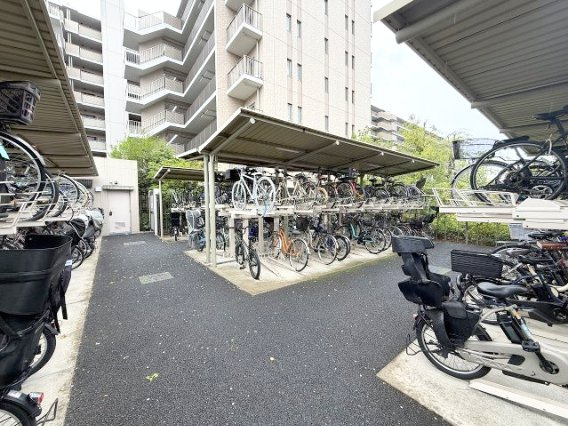 屋根のある駐輪スペース　※空き状況は都度ご確認ください