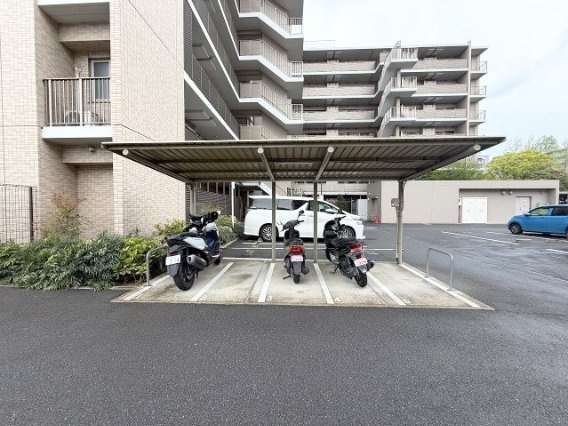 屋根のあるバイク置場　※空き状況は都度ご確認ください