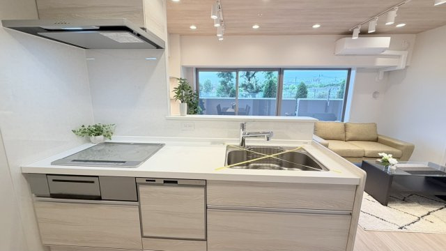 キッチンはLD全体を見渡せる仕様です。