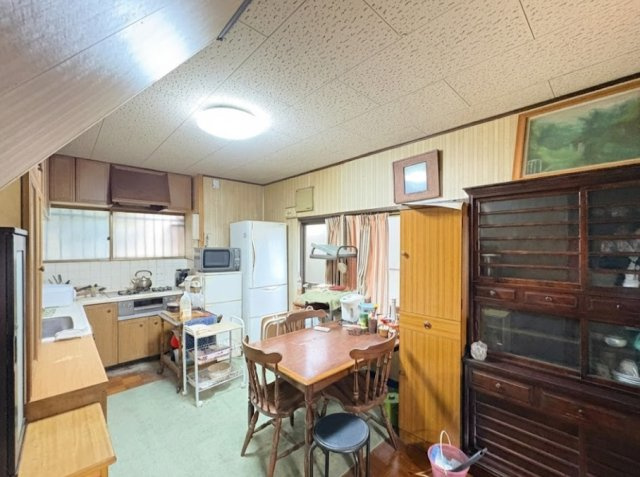 ダイニングテーブルを置いても余裕のある広さがあり、家族で食卓を囲む空間として使いやすいキッチン。冷蔵庫や家電の配置もしやすく、生活動線が自然にまとまります。調理をしながら会話を楽しめます。