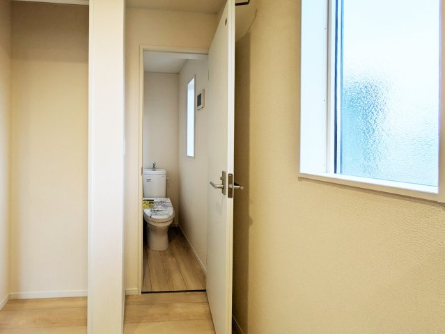 2階トイレ　トイレ横の収納も嬉しいポイントです！