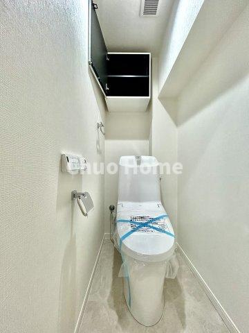 【トイレ】　収納スペースをしっかりと確保した温水洗浄便座機能付きトイレ。温水洗浄便座は清潔にお使いいただくための大切なアイテムです。