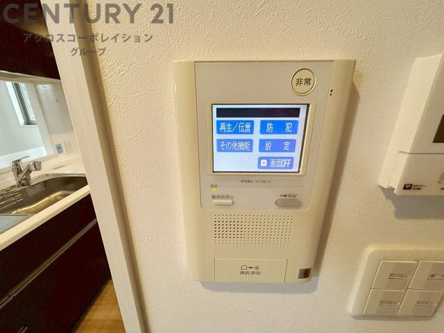 訪問者が来たときにテレビ画面で確認できるため、安心してドアを開けられます。録画機能があるものもあり、留守中に来訪者を記録しておくことができます。利便性が高く、セキュリティ面でも安心です。　