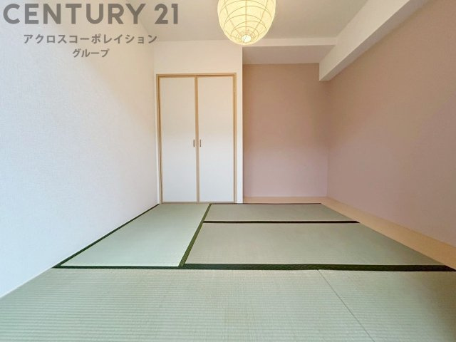 リビング横の和室スペースはリビングと続きで利用してもデザイン性のとれる洋風和室になります。やっぱり一室は欲しい和室は客間や小さなお子様の寝かせ付けなどにも便利です。　