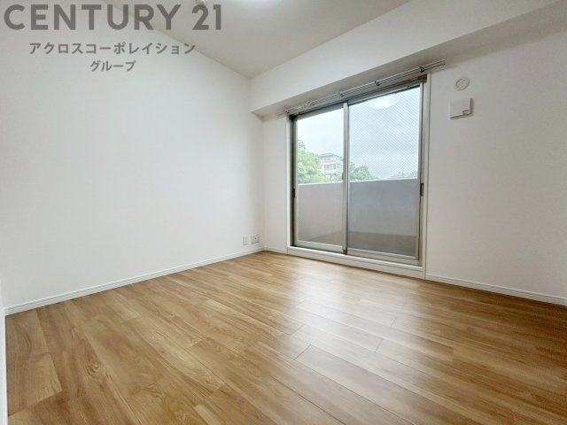 明るい色合いのフローリングとクロスを使用した洋室は家具やインテリアとも調和しやすく空間が広く感じられ開放感を生み出します。自然光を効果的に反射し、室内を明るく保つため、日中の照明使用を抑えられます。　